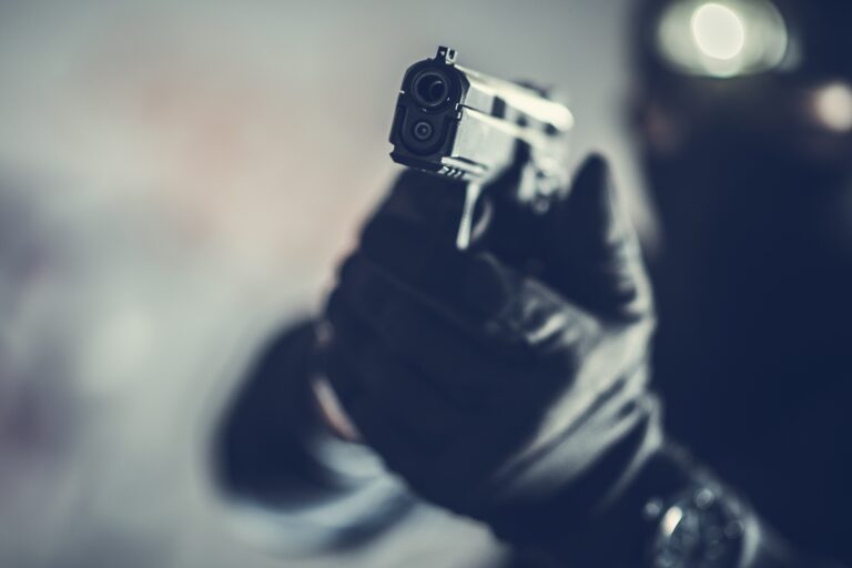 Detienen a un hombre tras asesinar a un hombre y herir gravemente a una mujer