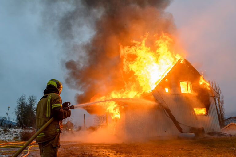 En el último mes, autoridades han respondido a varios incendios en viviendas, muchos de ellos relacionados con el calor extremo