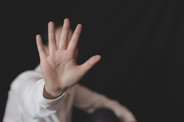 Organizaciones que ayudan a victimas de abuso recuerdan que la violencia domestica no siempre es fisica y que puede presentarse de muchas formas