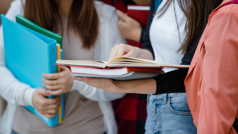 Estudiantes se preparan para ingresar a la universidad, deben realizar exámenes que pueden abrirles las puertas a las becas