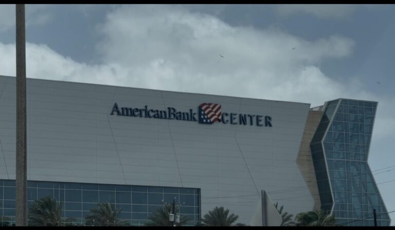 Thomas J. Henry, conocido por su firma de abogados y su presencia mediática, ahora quiere que el American Bank Center lleve su nombre