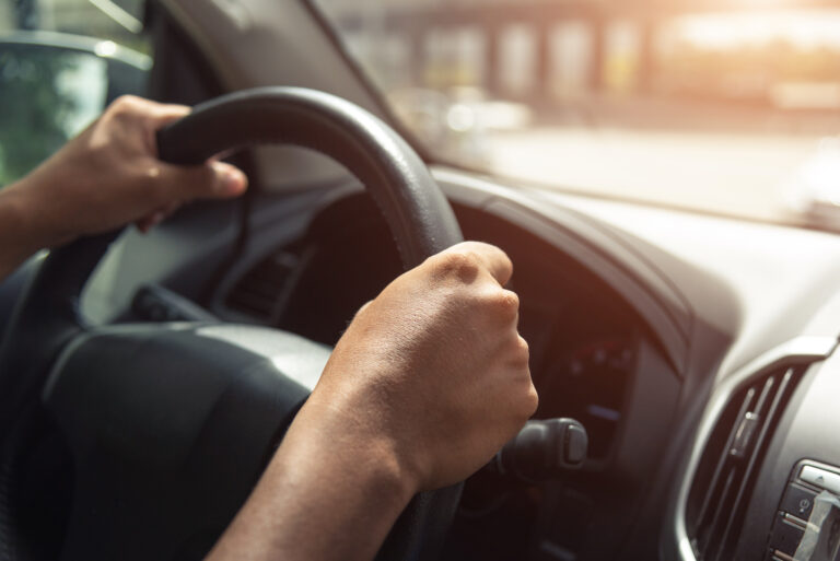 Departamento de Transporte de Texas anuncia iniciativa para prevenir los daños de la conducción irresponsable