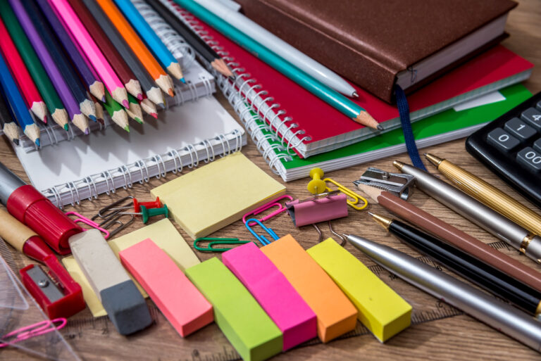Con la llegada de más tecnología a las escuelas, ciertos artículos forman parte de la experiencia educativa