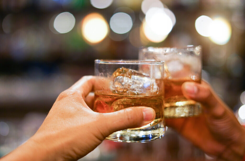 Zona de Bebidas: Disfruta de Olde Town Arvada con Licor en Mano