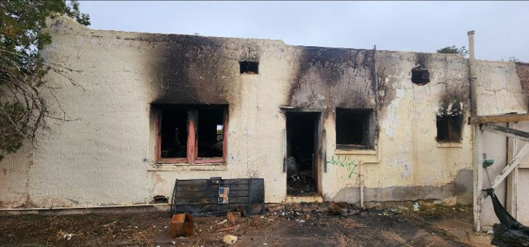 Incendio en Las Cruces: Bomberos Controlan Fuego en Casa Abandonada Sin Lesionados