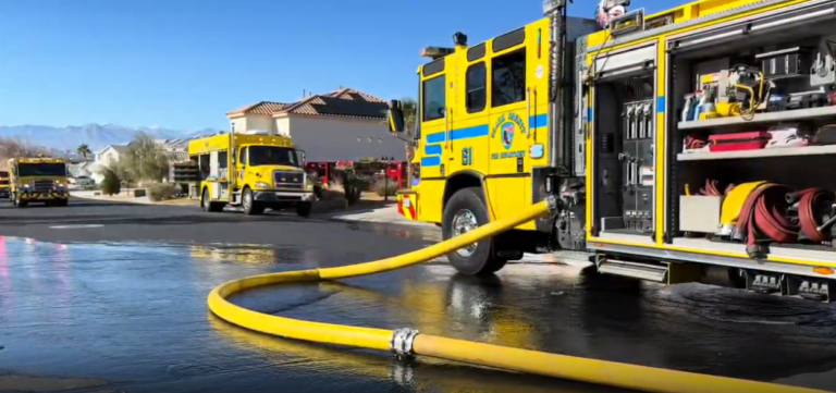 Tragedia en Las Vegas: Un fallecido y tres bomberos heridos tras colapso de techo en incendio residencial