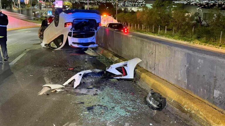 Accidente Impactante en Monterrey: Joven de 17 Años Voltea su Auto en Avenida Leones