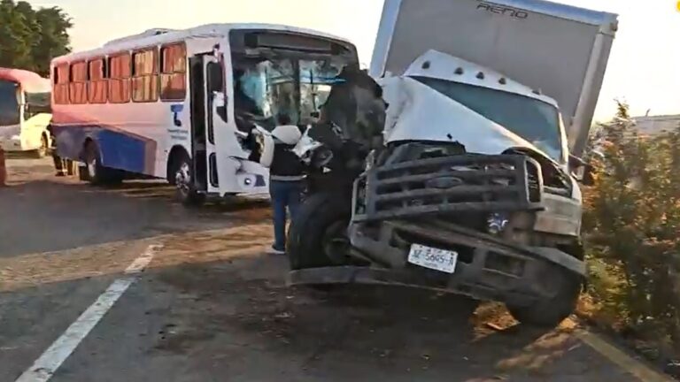 Choque Múltiple en la Carretera Guadalajara-Colima: 18 Lesionados, Incluyendo a una Mujer Embarazada