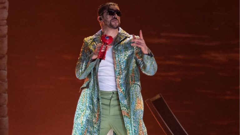 ¿Qué multa enfrentará Bad Bunny por tocar una pieza arqueológica en el Museo de Antropología?