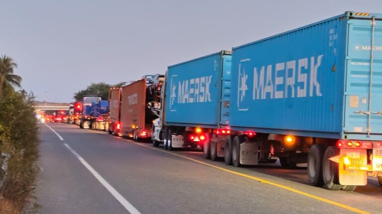 Cierre de la Autopista Siglo XXI Genera Crisis de Transporte en Puerto Lázaro Cárdenas, Michoacán