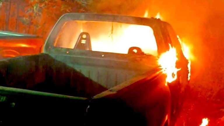 Ataque e incendio en Palmar de Bravo: Casa y autos del exalcalde Adán Silva Valeriano afectados