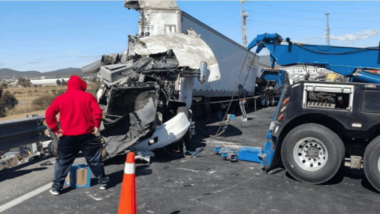 Accidente en Querétaro-San Luis Potosí: volcadura de tráiler con productos de limpieza termina en rapiña
