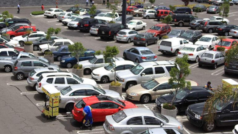 Estacionamientos gratuitos: Propuesta en Puebla para horas sin costo en plazas comerciales