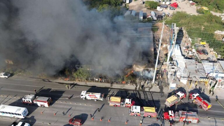 Incendio en Monterrey: Fuerte movilización de bomberos ante almacén en llamas
