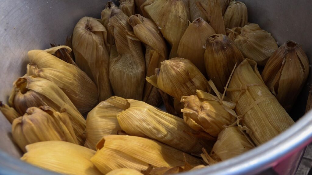 Familias en Saltillo enfrentan noches desveladas por la alta demanda de tamales