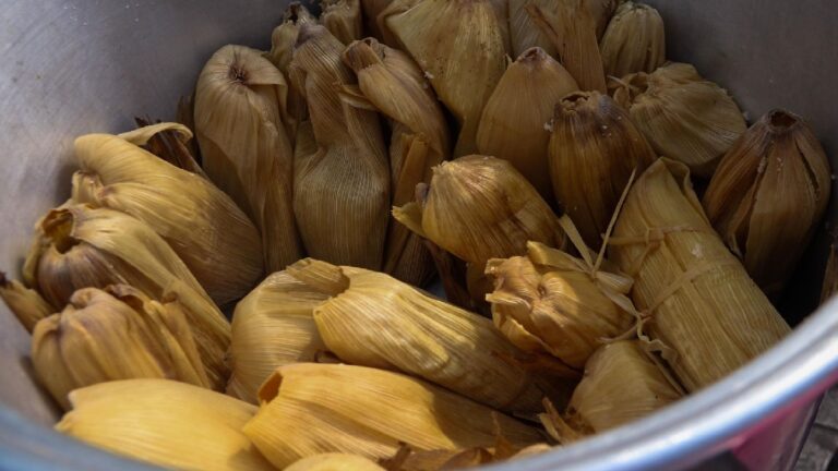 Familias en Saltillo enfrentan noches desveladas por la alta demanda de tamales