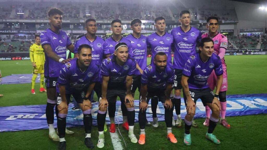 Mazatlán Envía un Mensaje por Año Nuevo y Aficionados No Pueden Evitar Burlarse del Equipo