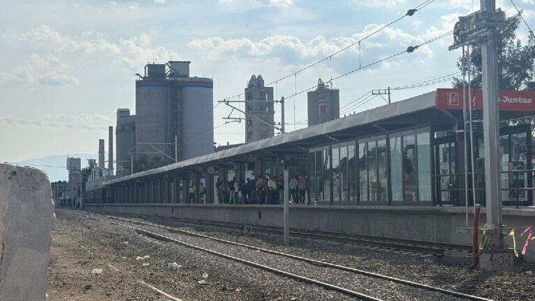 Usuarios de la Línea 4 del Tren Ligero critican el aumento a tarifa por obras inconclusas e inseguridad