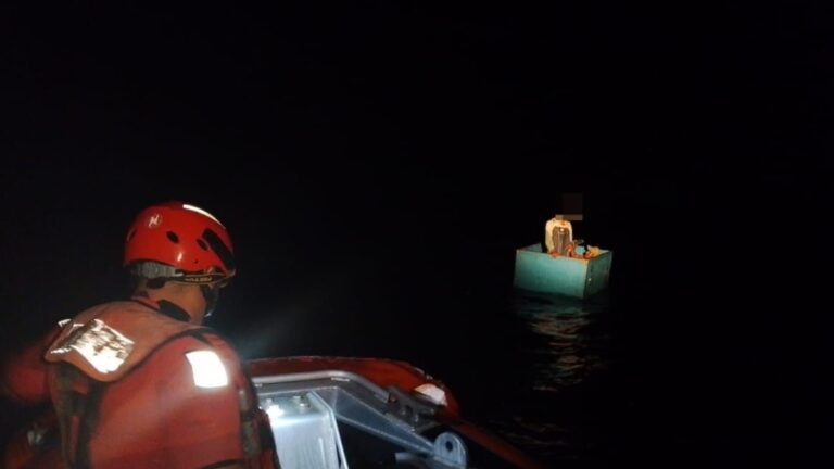 Marina Rescata a Tres Náufragos Frente a Chiapas: Tripulantes de Embarcación Pesquera a Salvo