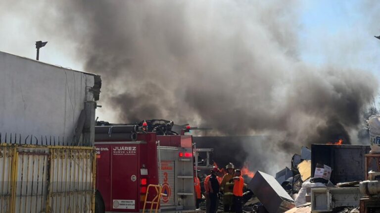 Fuerte incendio en Juárez: Cuerpos de rescate movilizados por emergencia en empresa recicladora