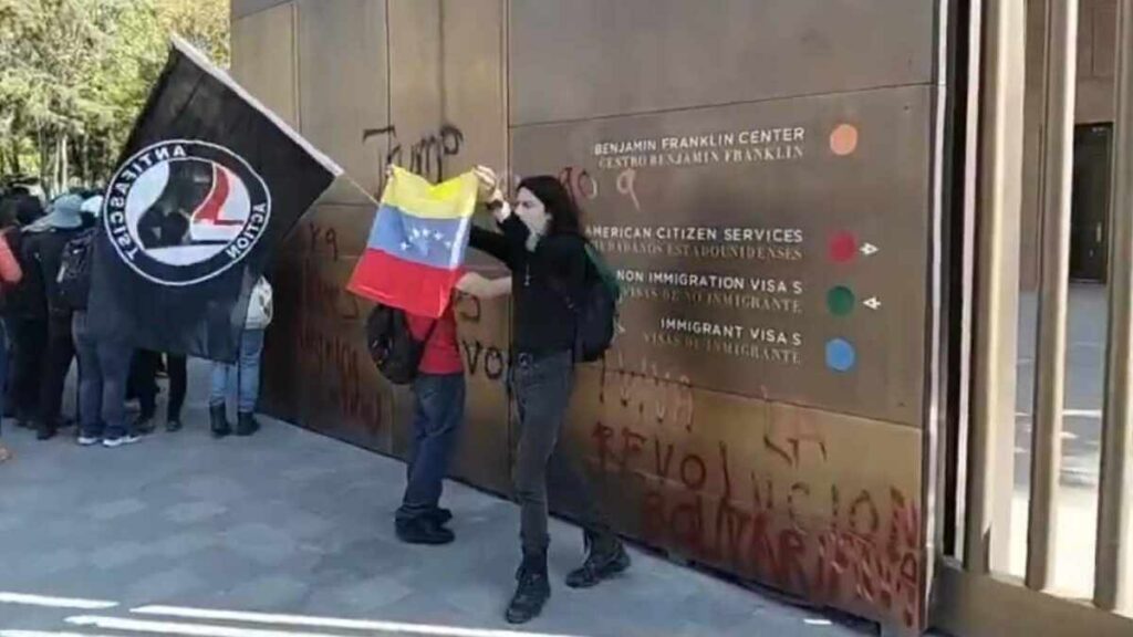 Crisis Diplomática: Ataque a la Embajada de Estados Unidos en México tras Captura de Nicolás Maduro | VIDEO