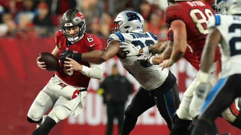¡Los Buccaneers luchan por la postemporada tras vencer a los Panthers!