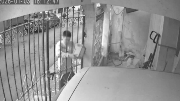 Robo de paquetes en Monterrey: joven sorprendido al sustraer un paquete de Amazon | VIDEO