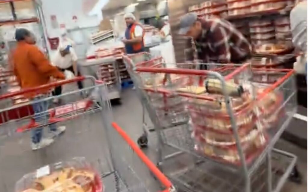 Costco Guadalajara Vive la Locura: Compradores Compulsivos de Roscas de Reyes