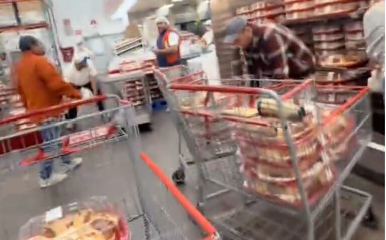 Costco Guadalajara Vive la Locura: Compradores Compulsivos de Roscas de Reyes