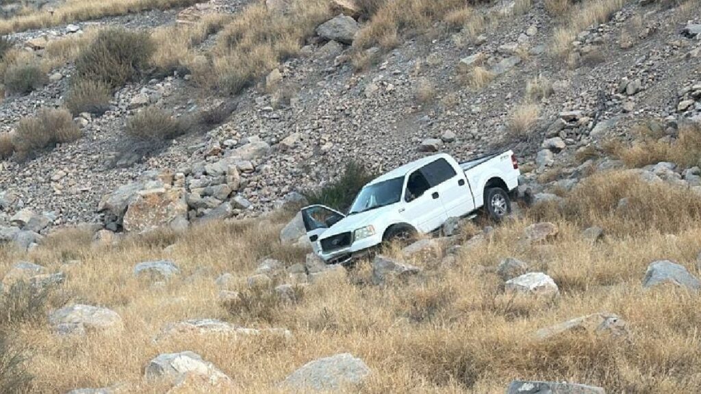 Accidente de camioneta: Hombre pierde el control en curva peligrosa en Lerdo