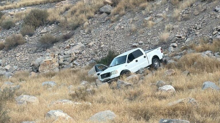 Accidente de camioneta: Hombre pierde el control en curva peligrosa en Lerdo