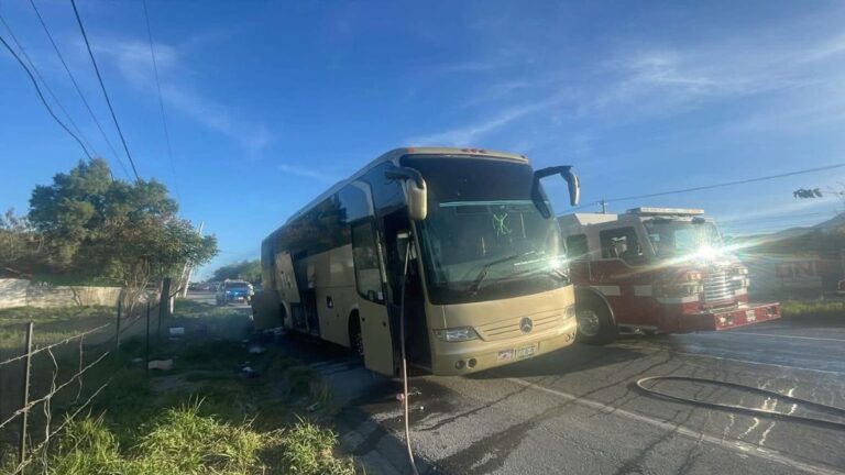 Incendio de Camión de Pasajeros en la Carretera Nacional de Allende, Nuevo León