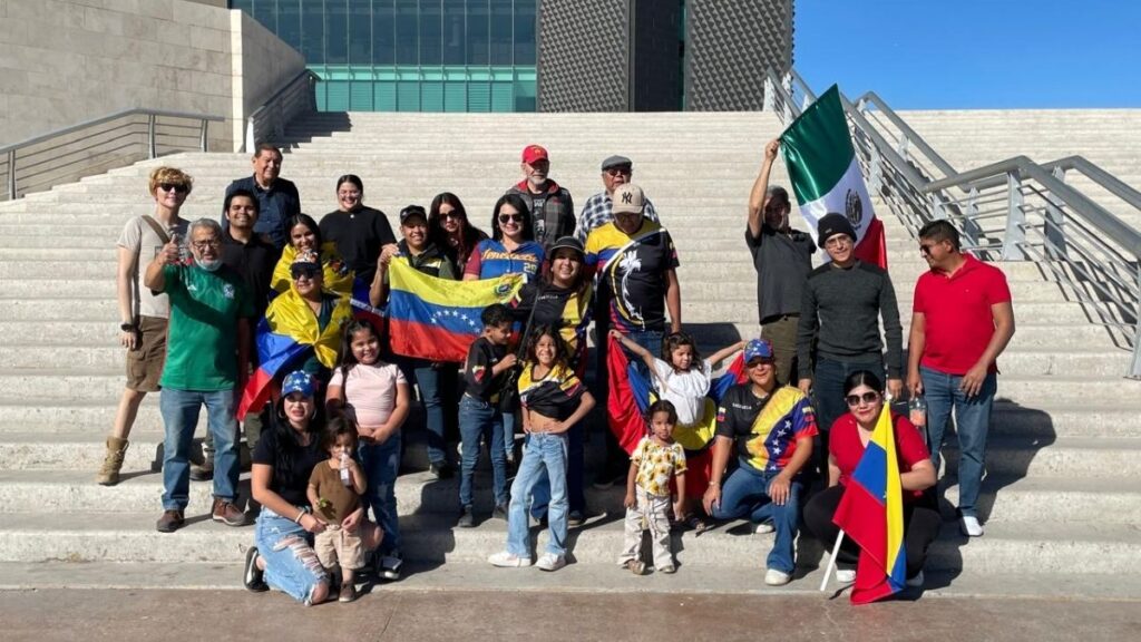 Celebración Venezolana en la Plaza Mayor de Torreón por la Captura de Nicolás Maduro