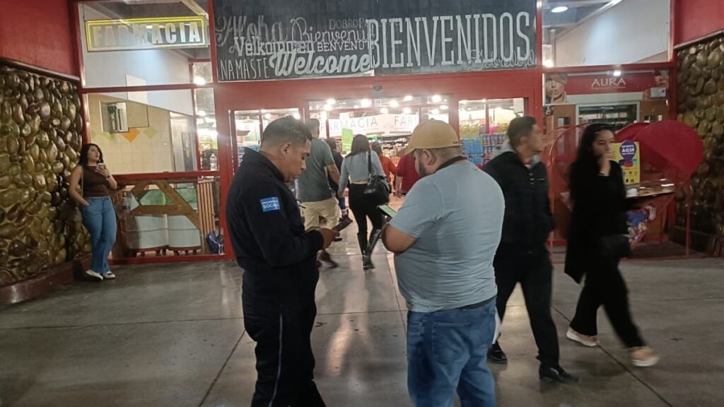 Torreón: Exempleado de supermercado se prende fuego tras crisis emocional