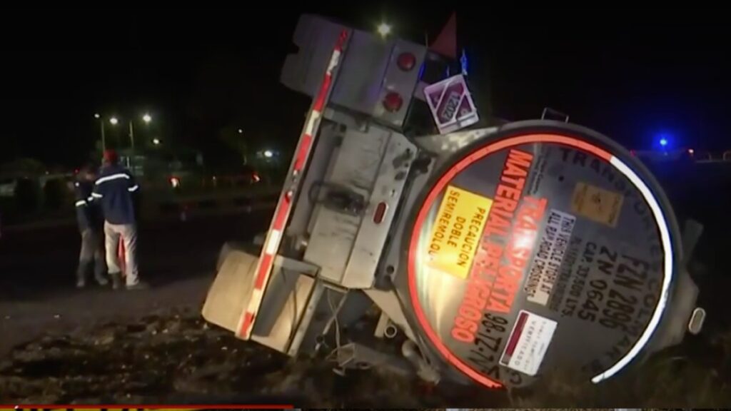 Volcadura de pipa con diésel en Lerdo: Emergencias movilizadas para afrontar el incidente