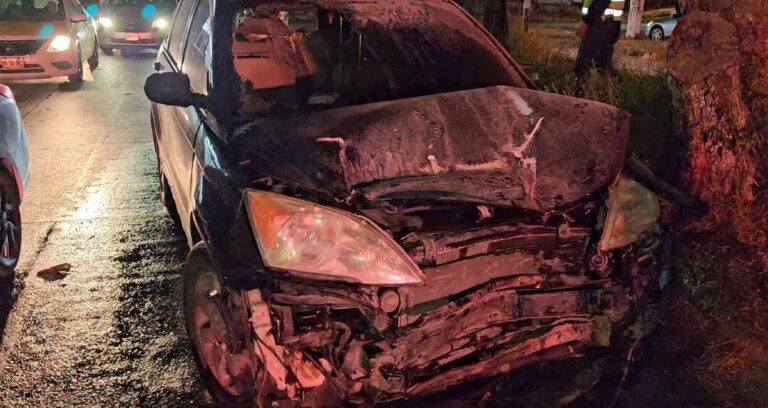 Accidente Automovilístico en Tonalá Provoca Incendio de Camioneta Tras Choque