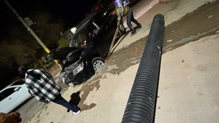Accidente de Camioneta en Torreón: Zanja de SIMAS en la Colonia Las Carolinas Causa Peligro