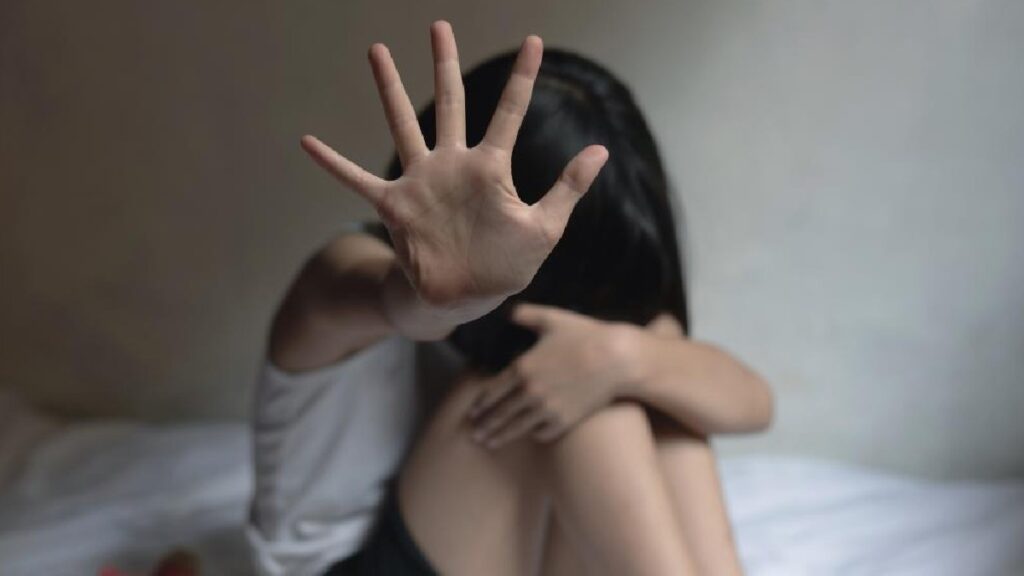 Fiscalía Arresta a 3 Hombres por Abuso Infantil y Violación en el AMG