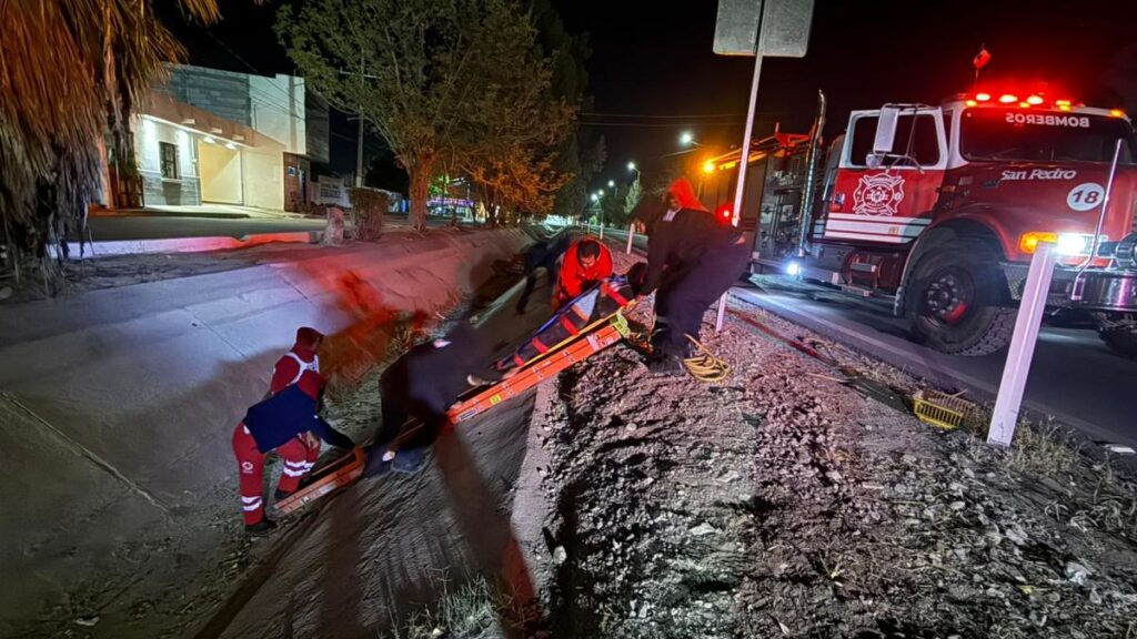 Motociclista en San Pedro sufre lesiones tras caer en canal de riego y es rescatado