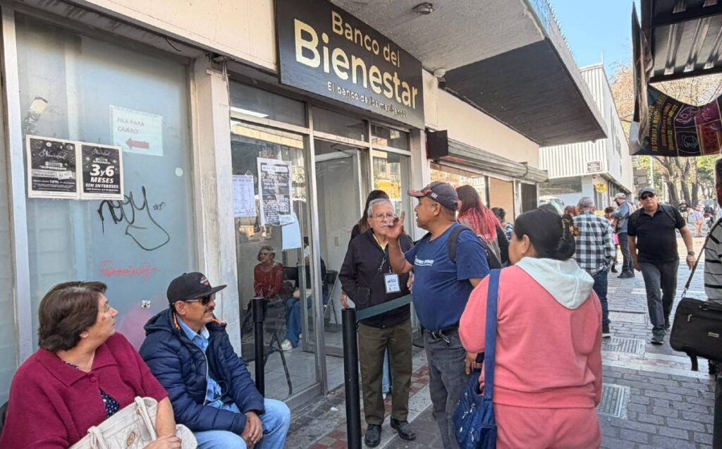 Cómo Cobrar Tu Pensión del Bienestar: Estado de la Fila en el Banco de Avenida Juárez en Guadalajara