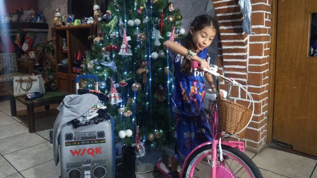 Día de Reyes en Puebla: La Aventura de Regina con Stranger Things y su Nueva Bici