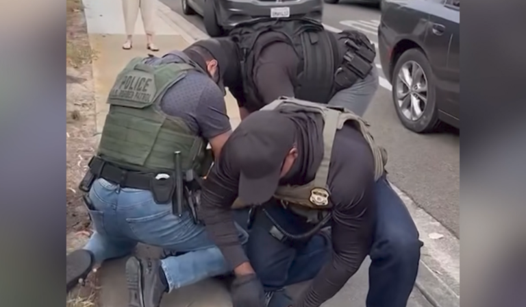 California Prohíbe a Agentes Policiales Cubrir su Rostro en Operativos para Mayor Transparencia