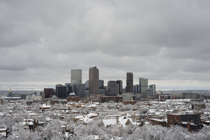 Nieve y frío extremo complican la movilidad en Denver: alertas por clima invernal