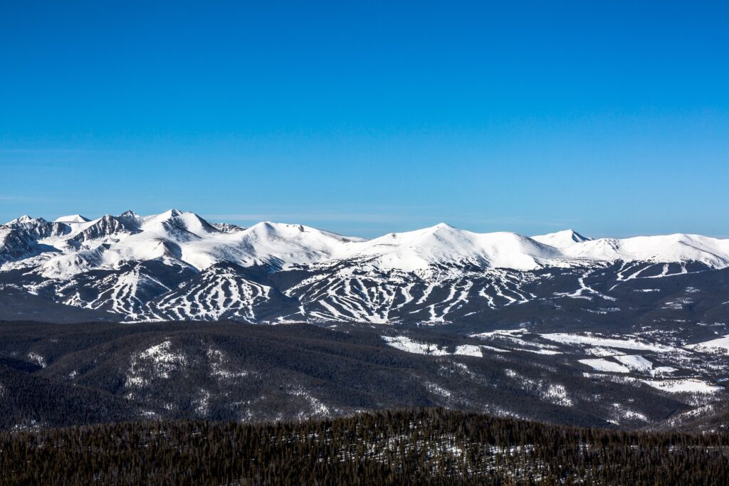 Impacto de la Baja Nieve: Vail Resorts Reporta Caída de Visitantes en el Turismo de Esquí