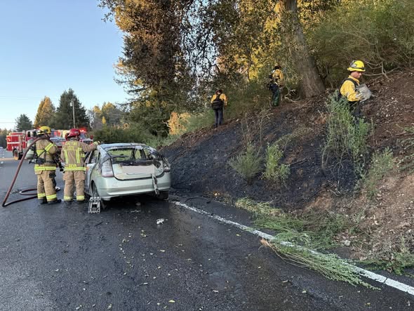 Incendio de Vehículo en la Autopista 17 Activa Respuesta de Agencias de Emergencia en Costa Central