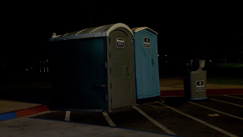 Investigación en Mission Bay: Hallazgo de un Bebé en un Baño Portátil Desata Alerta