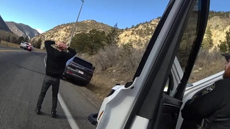 Furia vial en Idaho Springs: Arresto y descubrimiento de armas de fuego junto a un menor