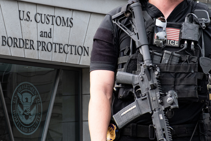 Ingreso de ICE a Hogares Sin Orden Judicial: Implicaciones y Reacciones