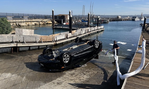 Incidente vehicular a alta velocidad: auto se hunde en rampa de botes en Monterey