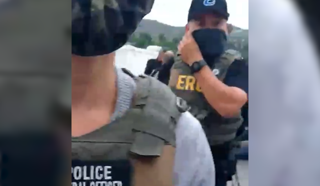 Juez Federal Suspende Ley de California que Prohíbe Máscaras a Agentes Federales en Operativos